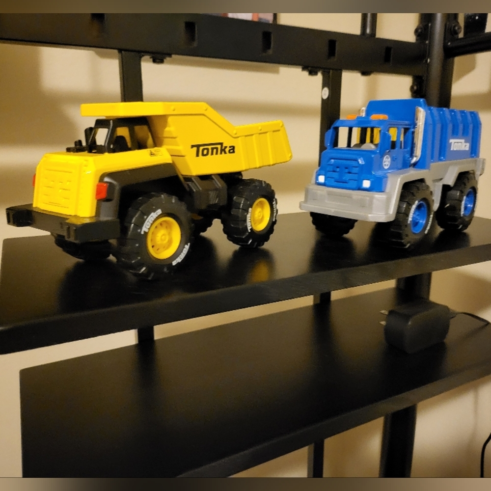 2 Tonka Trucks EUC